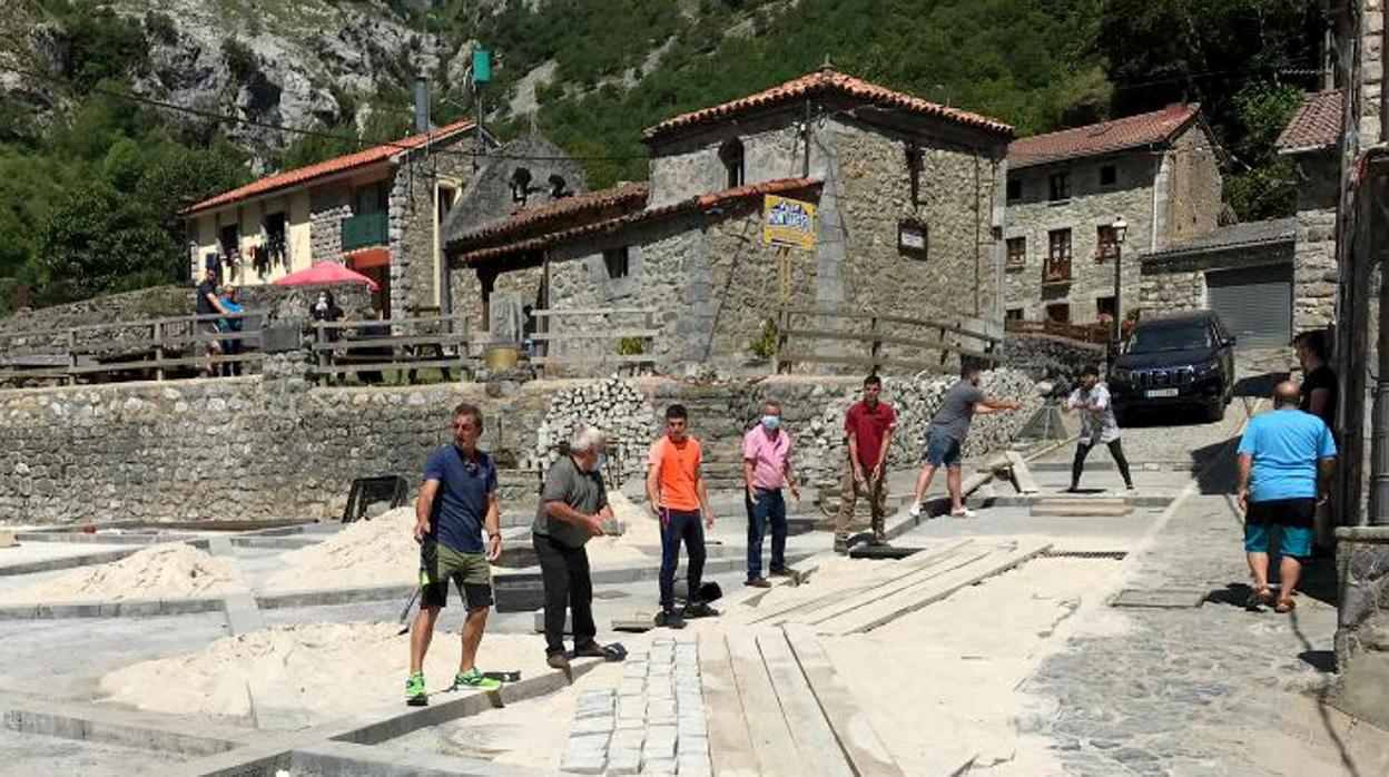 Vecinos de Caín de Valdeón arreglan el acceso al cementerio