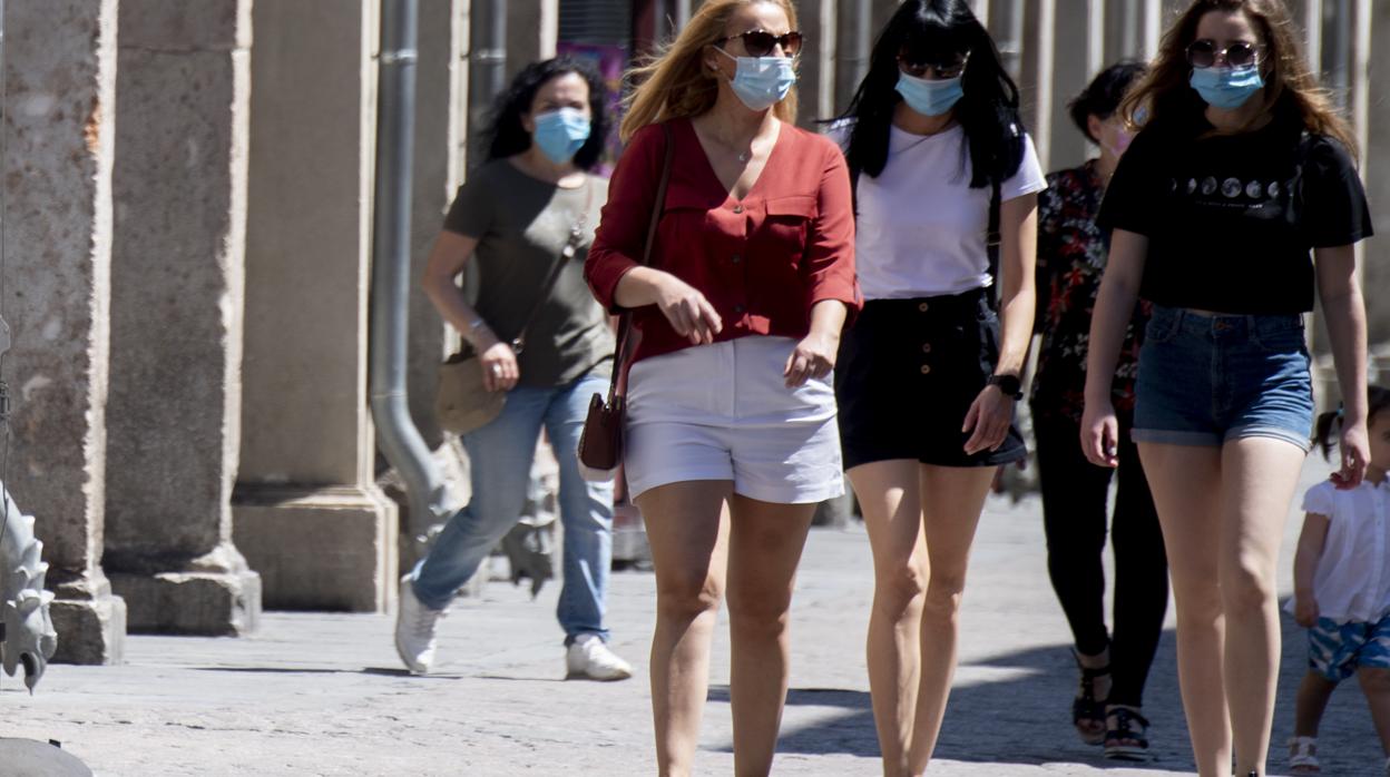 La Comunidad de Madrid decide este jueves si impone el uso obligatorio de mascarillas en todo momento