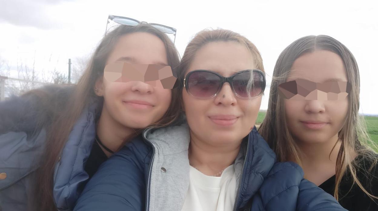 La madre de la menor agredida con sus dos hijas, María Cristina y Lorena