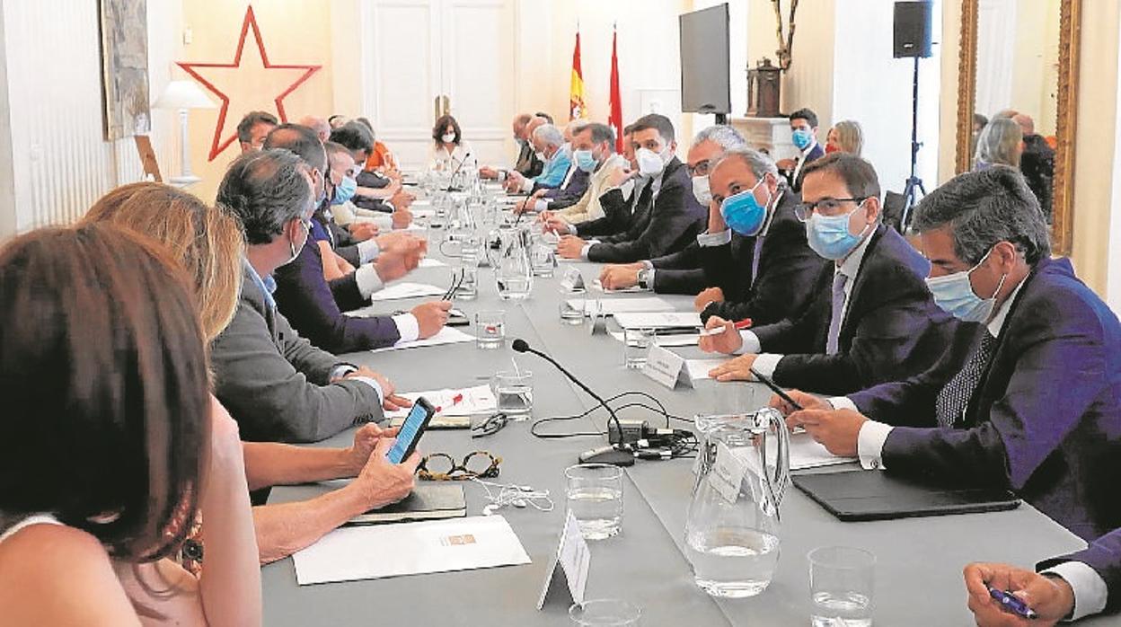 Isabel Díaz Ayuso, durante la reunión mantenida con el sector turístico en la Real Casa de Correos