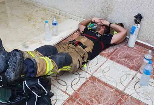 Vídeo: un virulento incendio con dos heridos y tres rescatados calcina una vivienda en Alicante