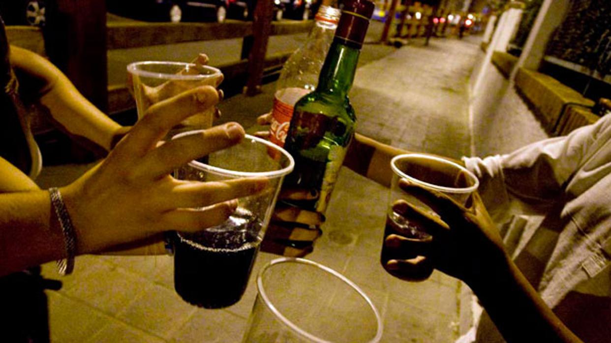 Imagen de un botellón celebrado por jóvenes