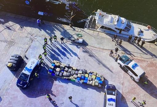 Vídeo: sorprenden a seis traficantes con más de 4.300 kilos de hachís en el puerto de Calpe