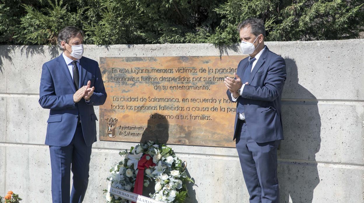 El alcalde de Salamanca, Carlos Carbayo, junto al representante de las familias de las víctimas por Covid, Juan José Pereña