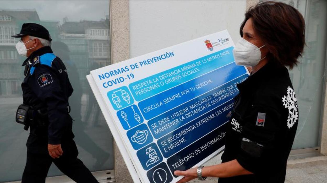 Colocan un cartel con indicaciones para prevenir los contagios en el ayuntamiento de Viveiro