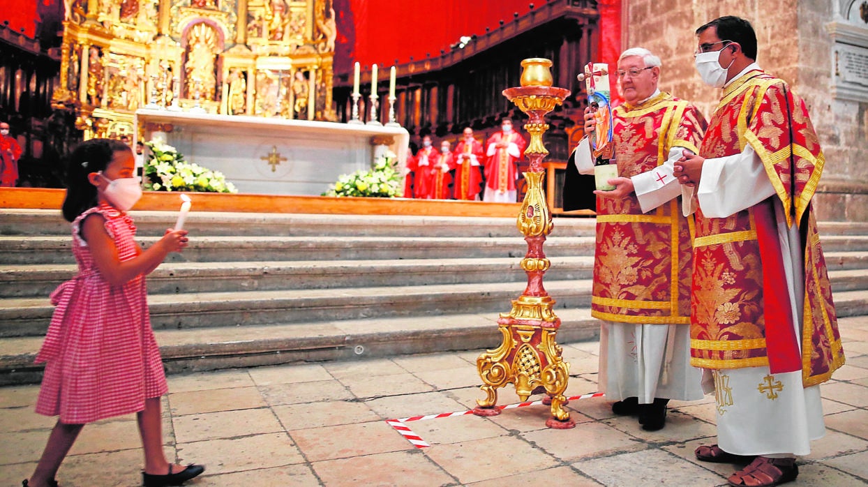 Una niña encendió el cirio que presidió la eucaristía en la Catedral de Valladolid en recuerdo de las víctimas del coronavirus