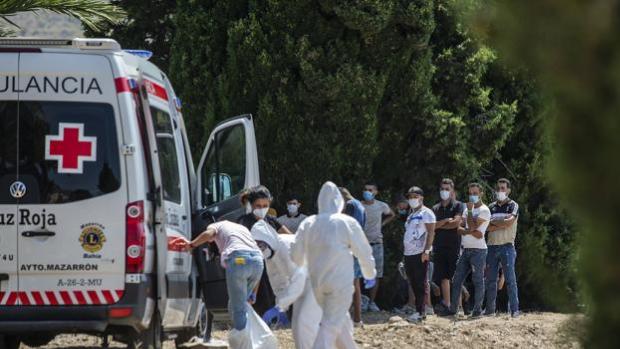 Inmigrantes con Covid-19 deambulan sin control en Murcia, ante la pasividad del Gobierno de Sánchez