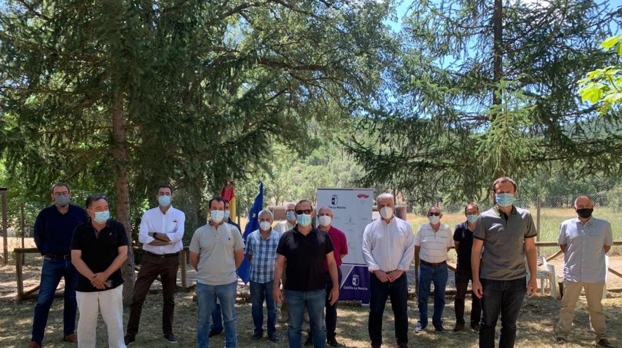 El consejero José Luis Escudero durante la visita que ha realizado al parque del Alto Tajo