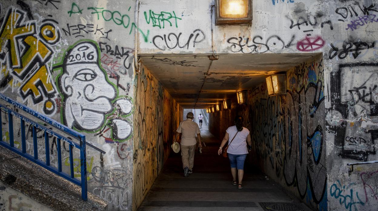 Dos personas cruzan el túnel donde Nuria fue asaltada