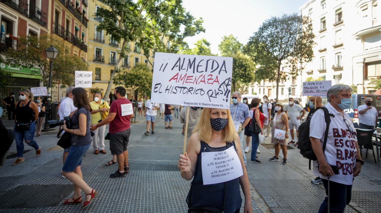 Los comerciantes de El Rastro se manifiestan, la semana pasada, por instalar sus puestos en los lugares habituales