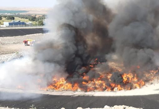 Los bomberos han trabajado dos horas en la zona para extinguir el fuego