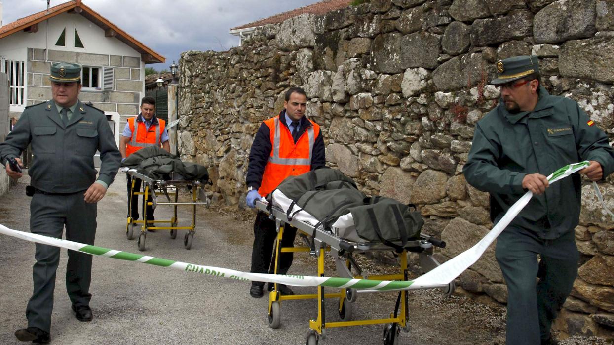 La Guardia Civil transportando los cuerpos sin vida del matrimonio el día del hallazgo, hace ya once años