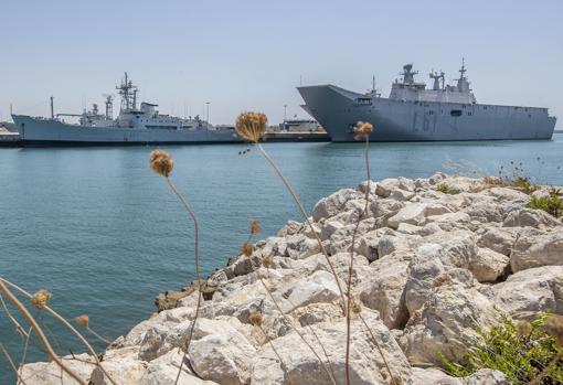 El Juan Carlos I, buque insignia de la Armada, visto desde un muelle de la base de Rota