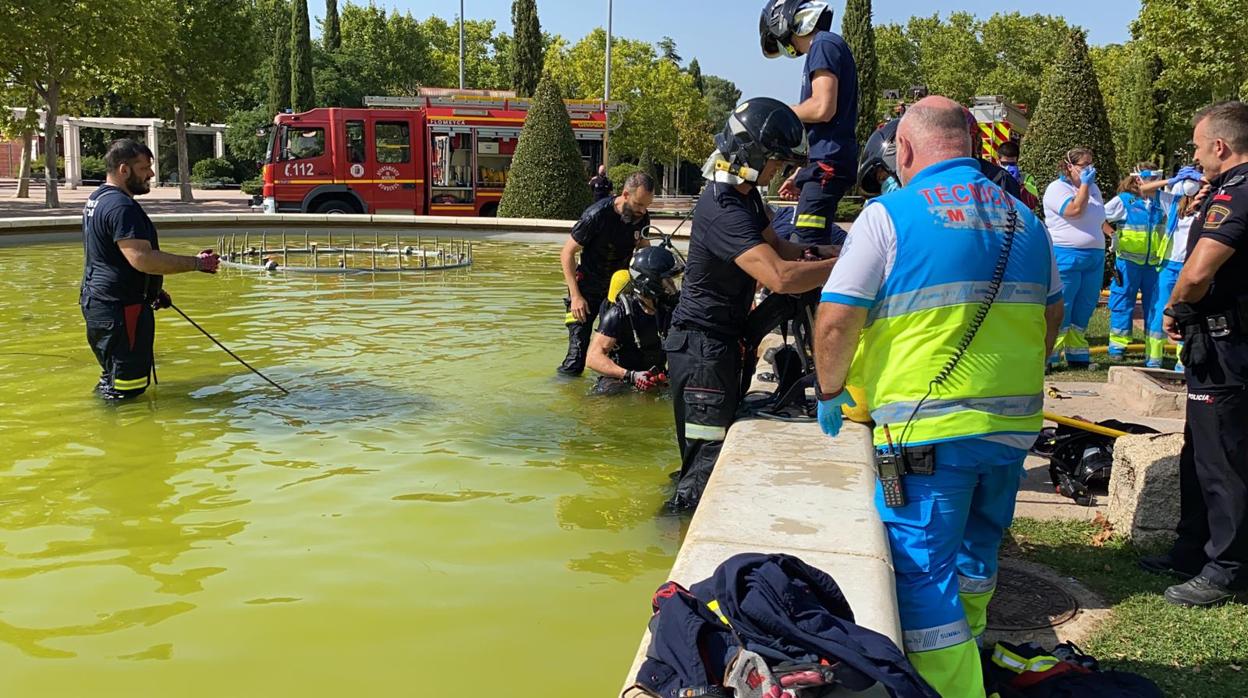 Bomberos y sanitarios del Summa tratan de rescatar al joven del interior de la fuente