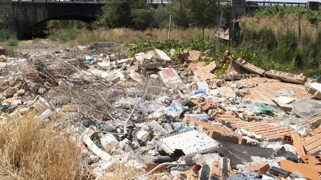 Escrombros procedentes de obras depositados en el Parque Regional del Curso Medio del Guadarrama