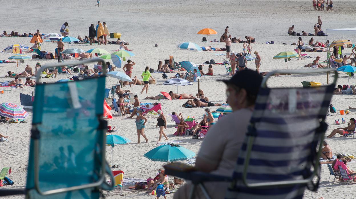 Bañistas en una playa de A Mariña lucense