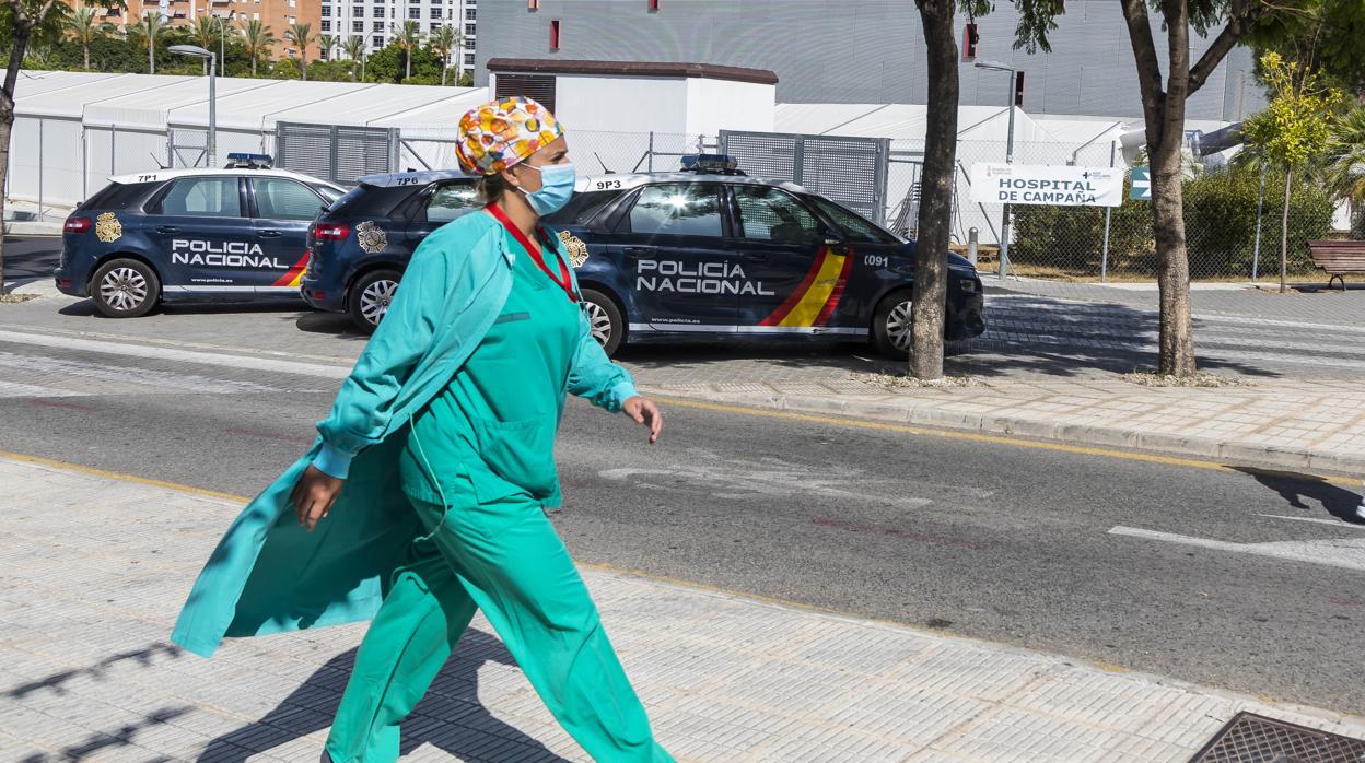 Imagen de los alrededores del hospital de campaña de Alicante en el que guardan cuarentena los inmigrantes