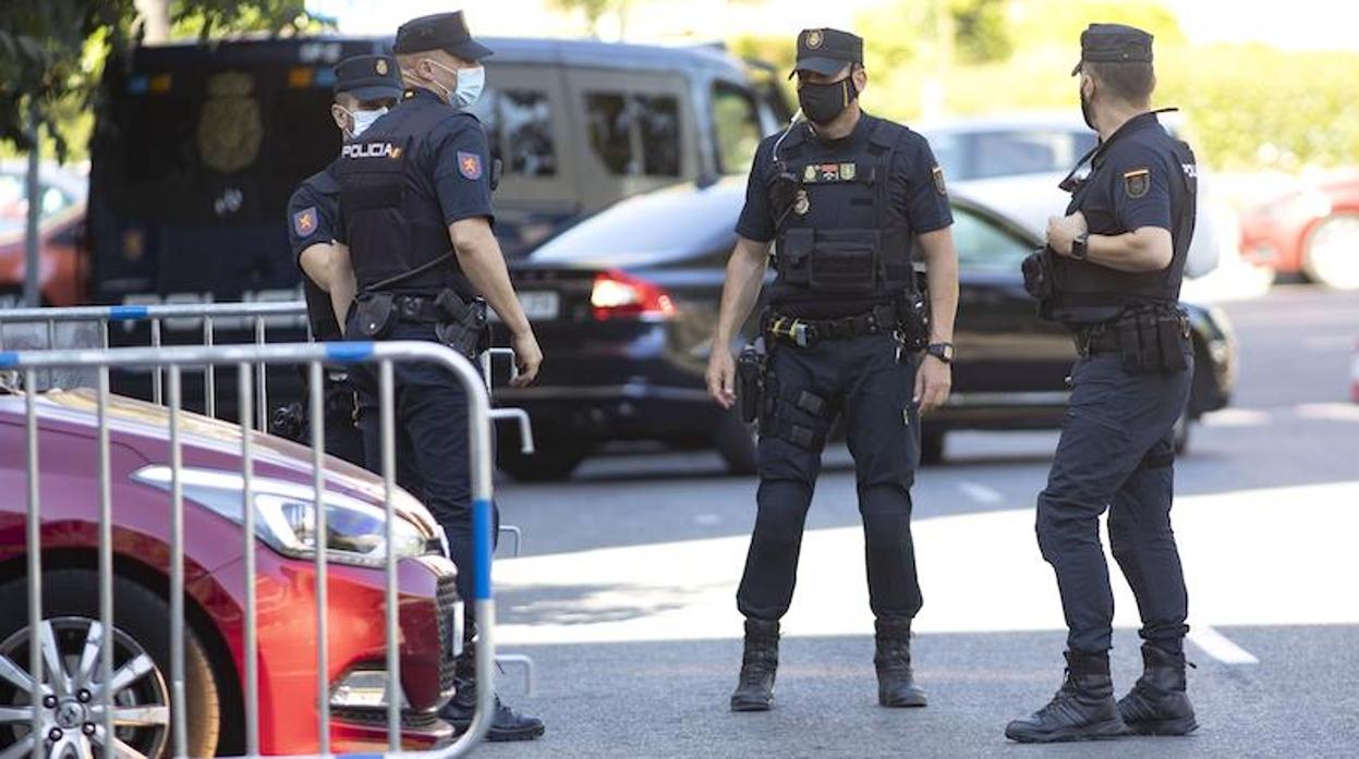 Agentes de la Policñia Nacional