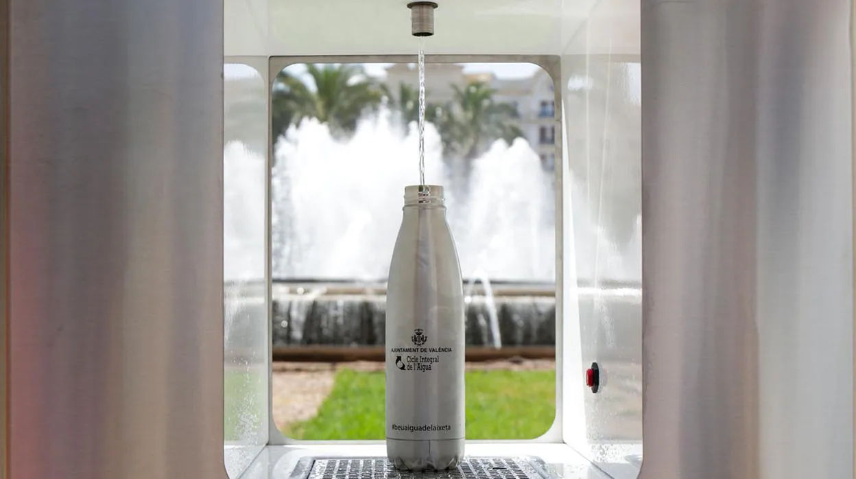 Imagen de la fuente de agua filtrada instalada en la plaza del Ayuntamiento de Valencia