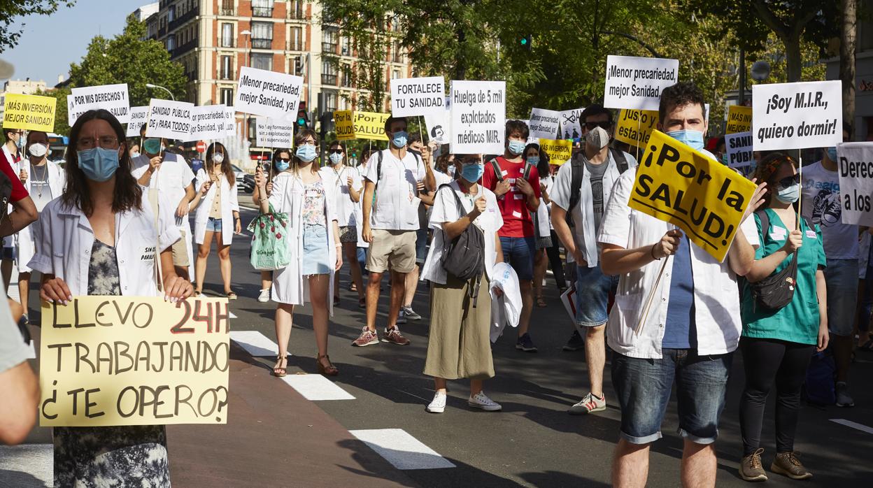 Decenas de residentes se manifestaron el lunes en un recorrido que terminó en la Consejería de Sanidad