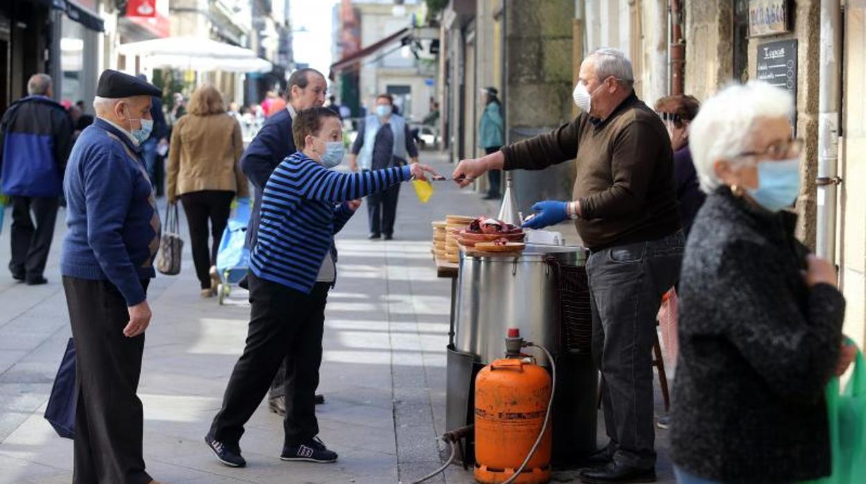 Puesto de pulpo callejero en una calle de Galicia