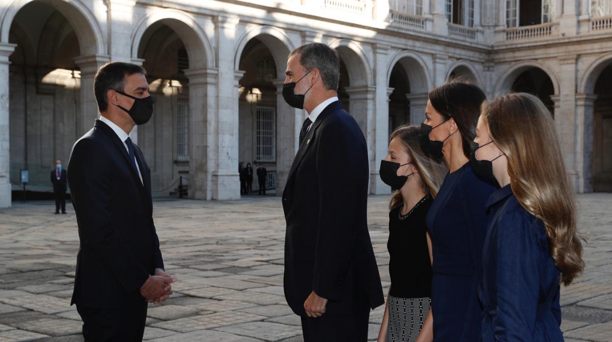 El presidente del Gobierno saluda al Rey en presencia de la Reina, la Princesa y la Infanta Sofía, el pasado 16 de julio en el Patio del Príncipe del Palacio Real