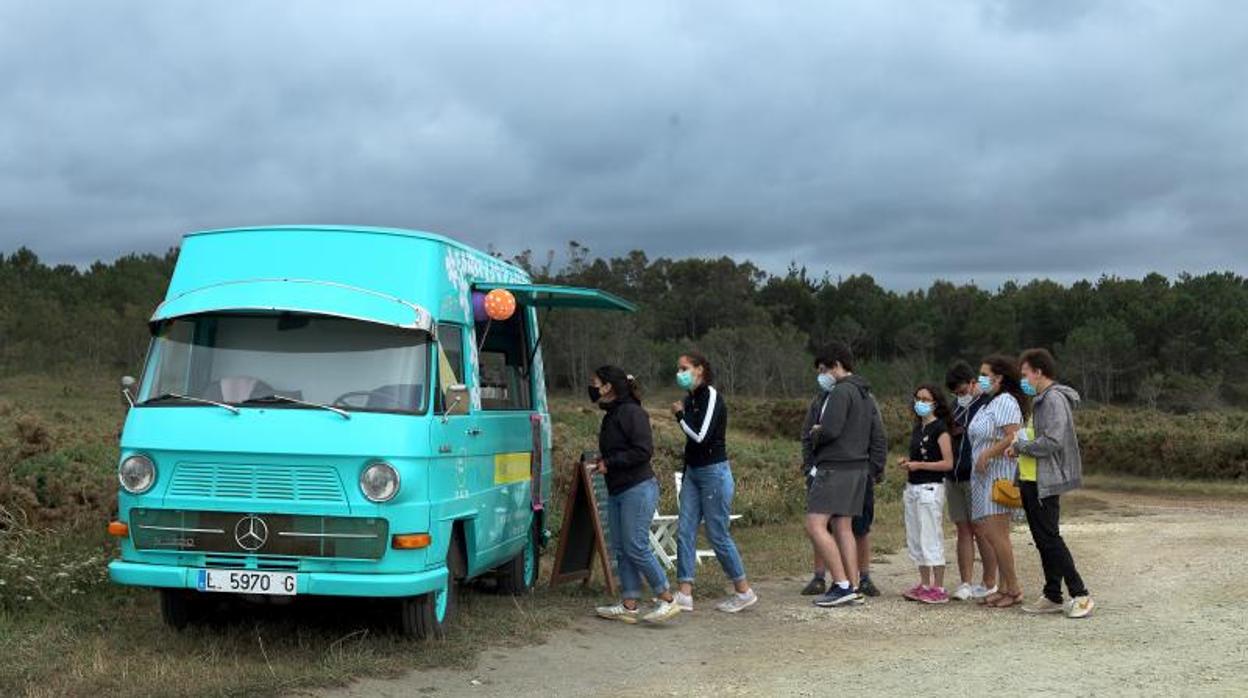 Un grupo de jóvenes, con mascarillas, en un enclave de Estaca de Bares, en La Coruña