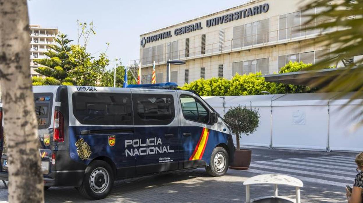 Furgón policial de los efectivos de vigilancia en el Hospital General de Alicante, tras la fuga de inmigrantes confinados por el coronavirus