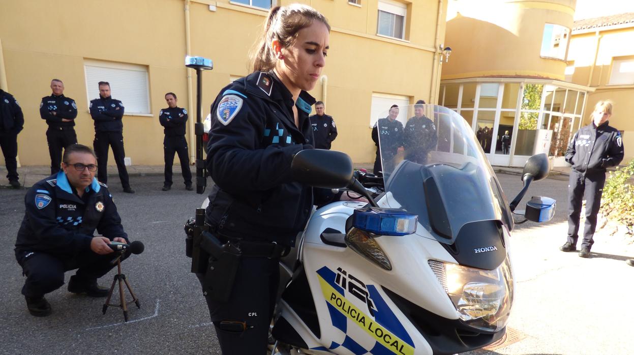 Una agente de la Policía Local realizando prácticas