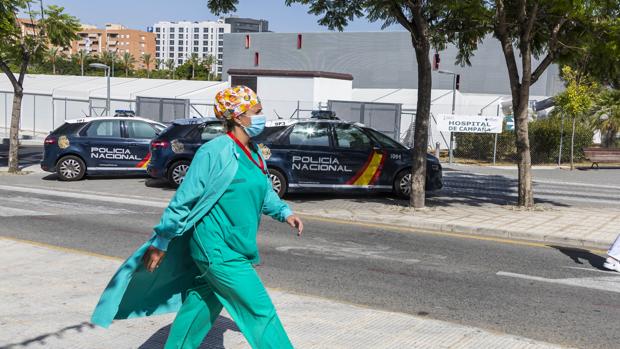 Un juez ratifica el aislamiento hospitalario por Covid-19 de diecisiete inmigrantes llegados en patera a Alicante