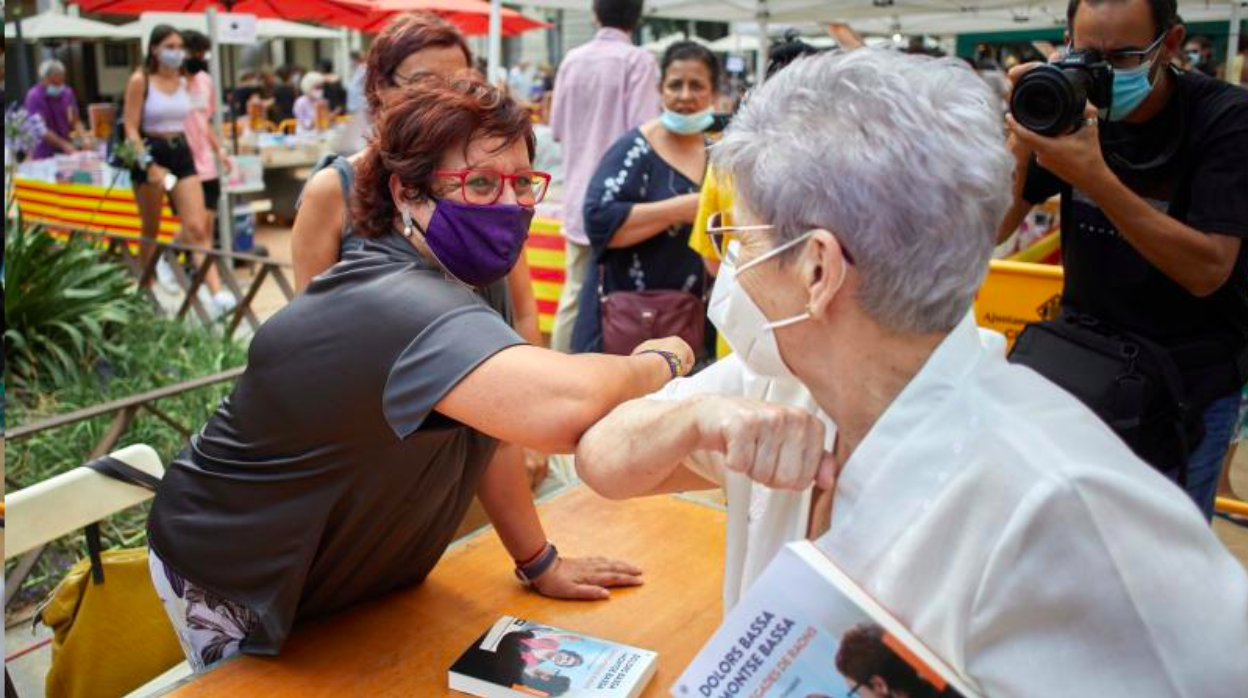 Dolors Bassa, tras firmar un libro, el pasado 23 de julio en Gerona