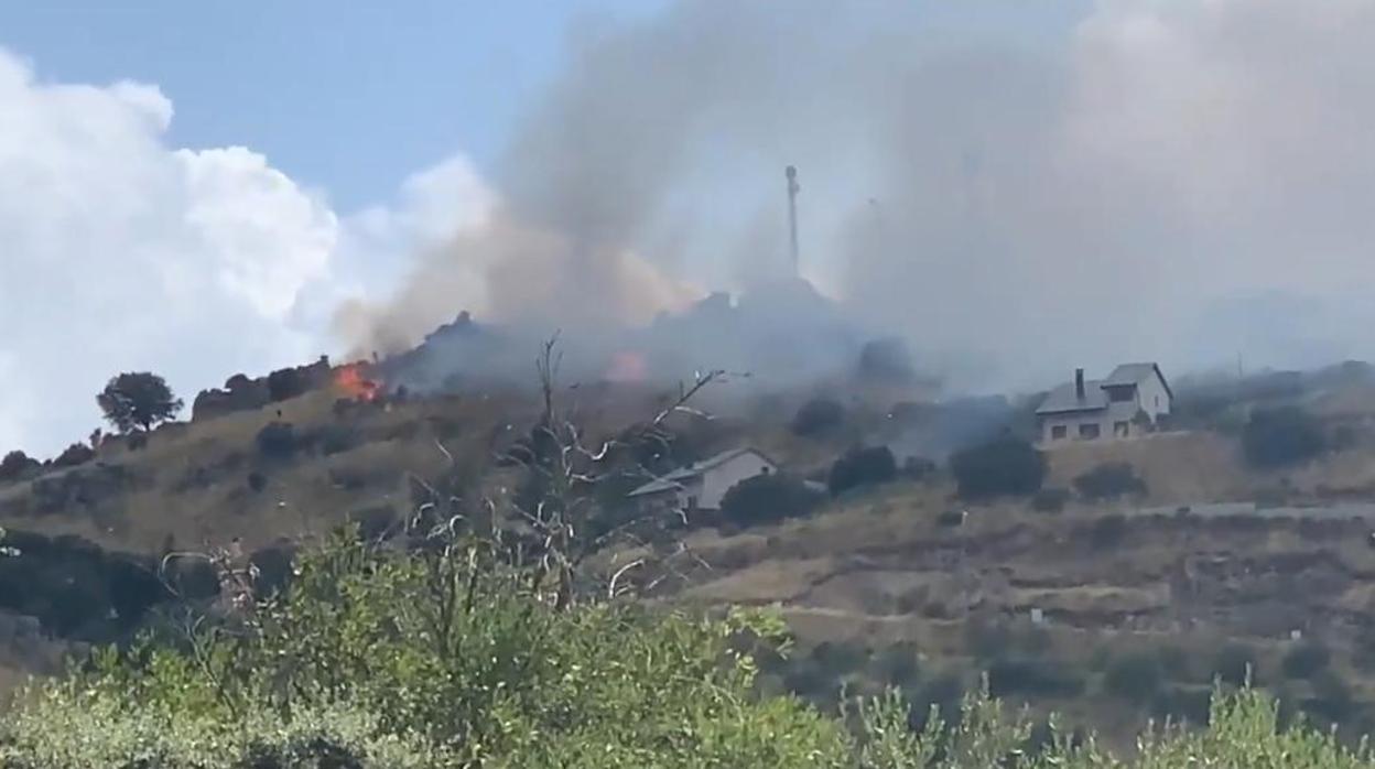 Un incendio amenaza durante un par de horas Los Ángeles de San Rafael, en Segovia