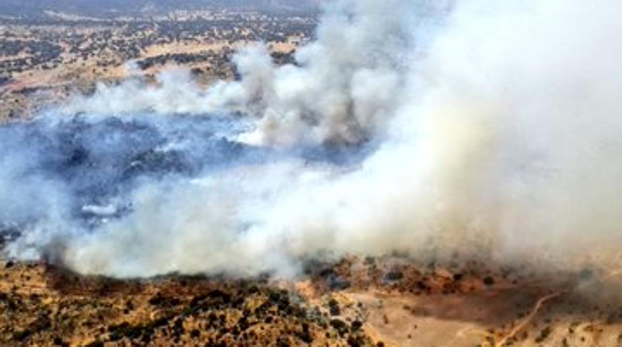 Medios terrestres continúan trabajando para extinguir el incendio de La Estrella, que baja a nivel 0