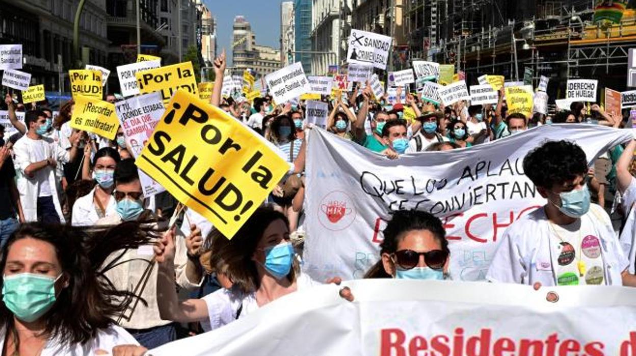 Varios médicos residentes se manifiestan por la Gran Vía de Madrid