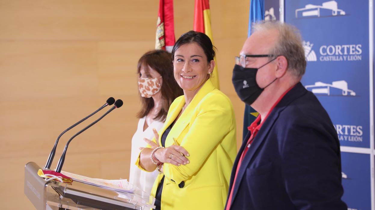 Ana Sánchez, entre Francisco Martín y Patricia Gómez, ayer en las Cortes