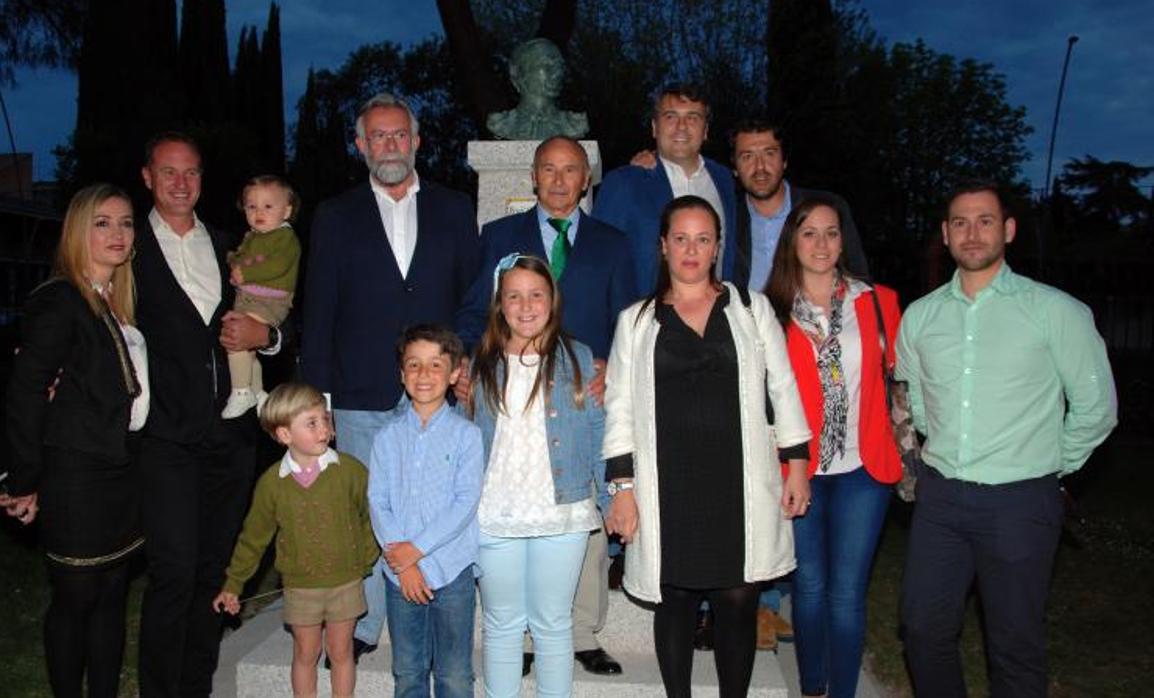 Raúl Sánchez rodeado de su familia y del entonces alcalde de Talavera, Jaime Ramos, en 2015 cuando se inauguró un busto en su honor en los Jardines del Prado, en los alrededores de la plaza de «La Caprichosa»