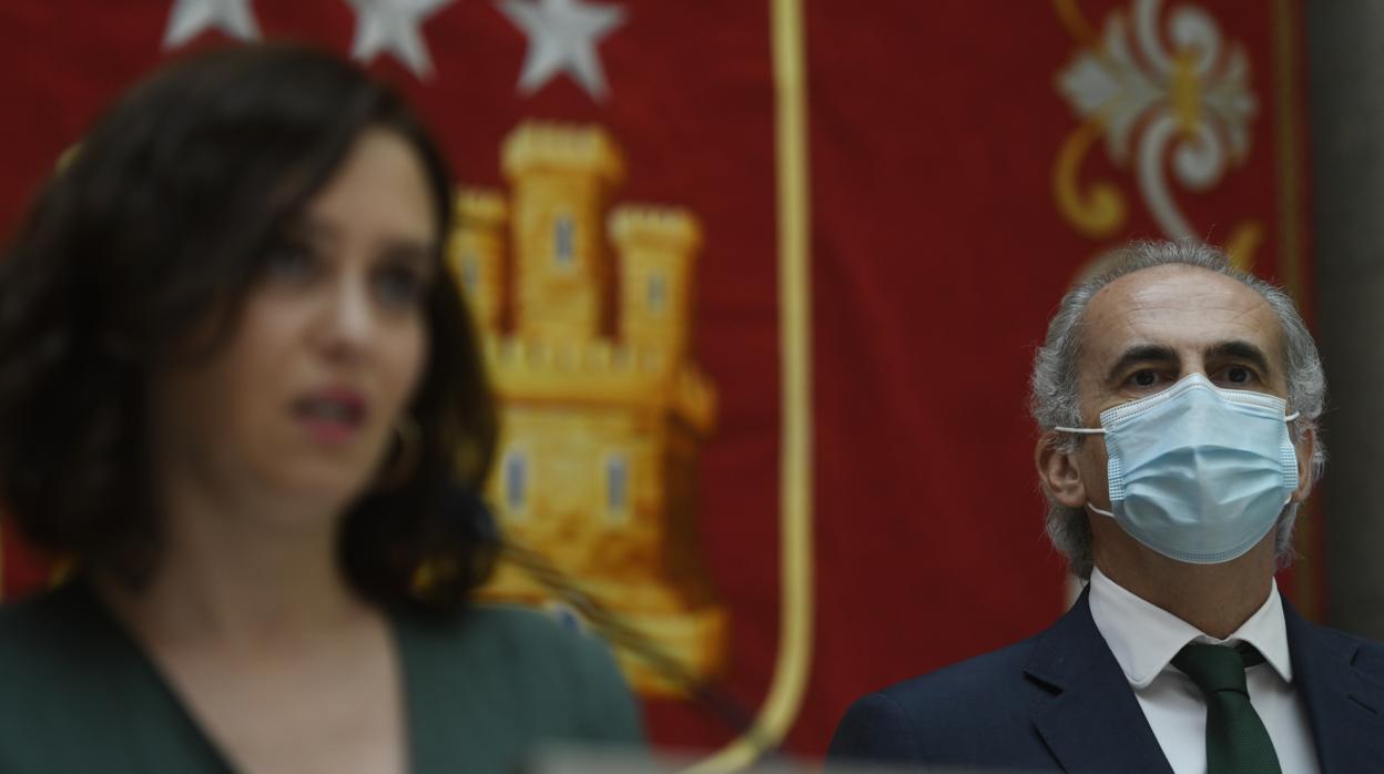 La presidenta regional Isabel Díaz Ayuso, junto al consejero de Sanidad, Enrique Ruiz Escudero