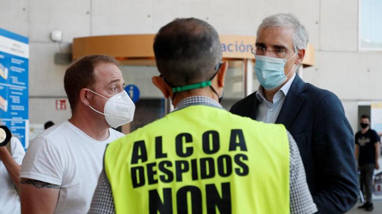 El conselleiro Francisco Conde con los trabajadores de Alcoa