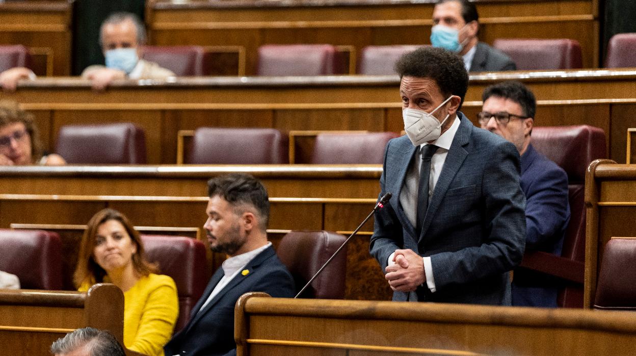 Edmundo Bal, con mascarilla, se dirige a los diputados desde su escaño en el último pleno