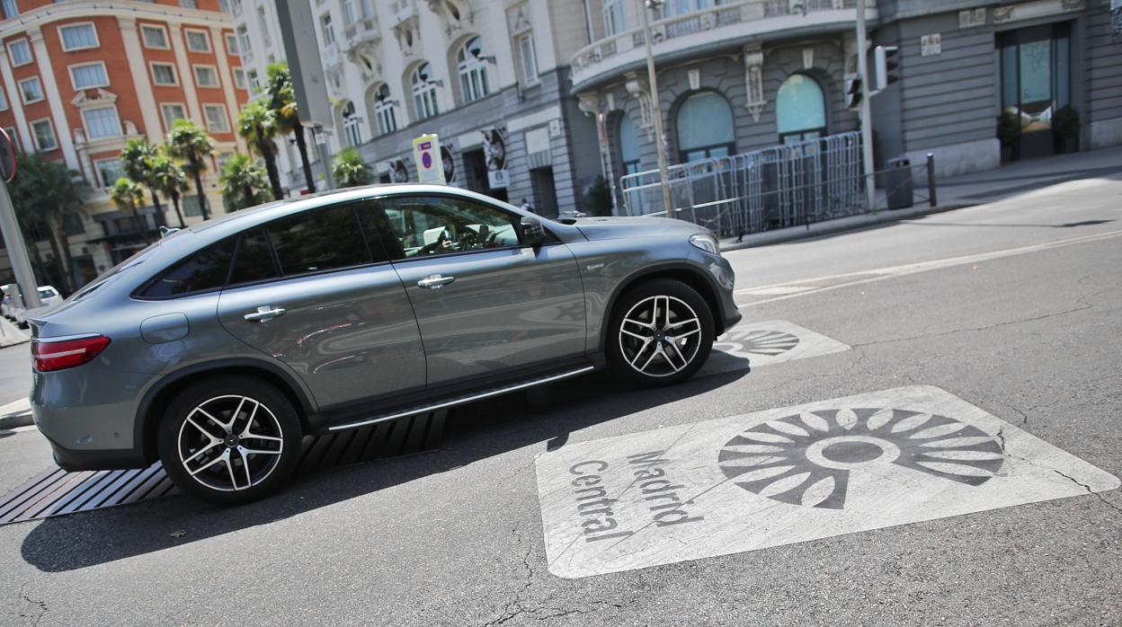 Un coche entra en Madrid Central