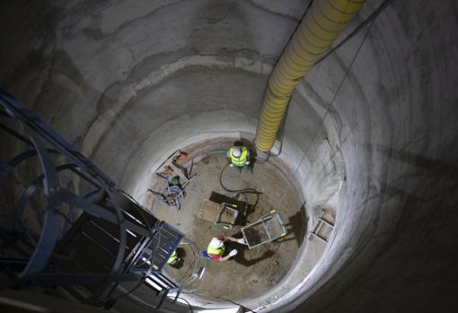 Dos obreros trabajan en el que será uno de los ascensores