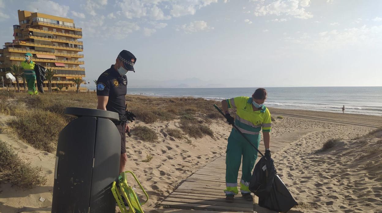 Efectivos de la Policía Local de Elche en labores de ayuda a la prevención de la pandemia en las playas