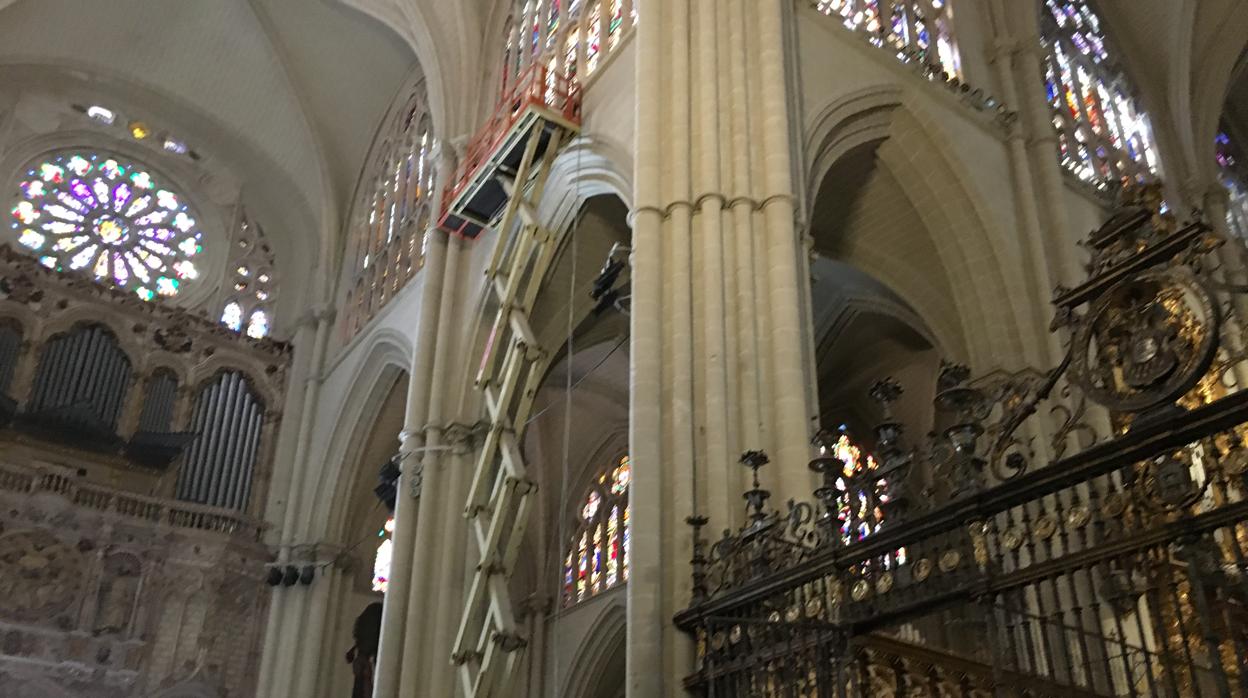 Una grúa trabaja en el crucero de la catedral primada para instalar la nueva iluminación para el espectáculo nocturno