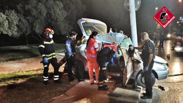 Muere un conductor novel de 18 años y un herido grave al estrellarse contra una farola en Elda