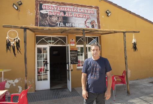 El dueño del Layso, Adolfo, en la puerta de su bar