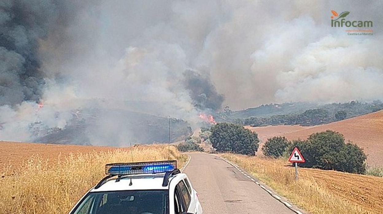 El fuego originado ayer en una zona de pastos entre Madrid y Guadalajara, a la altura de Valdepiélagos