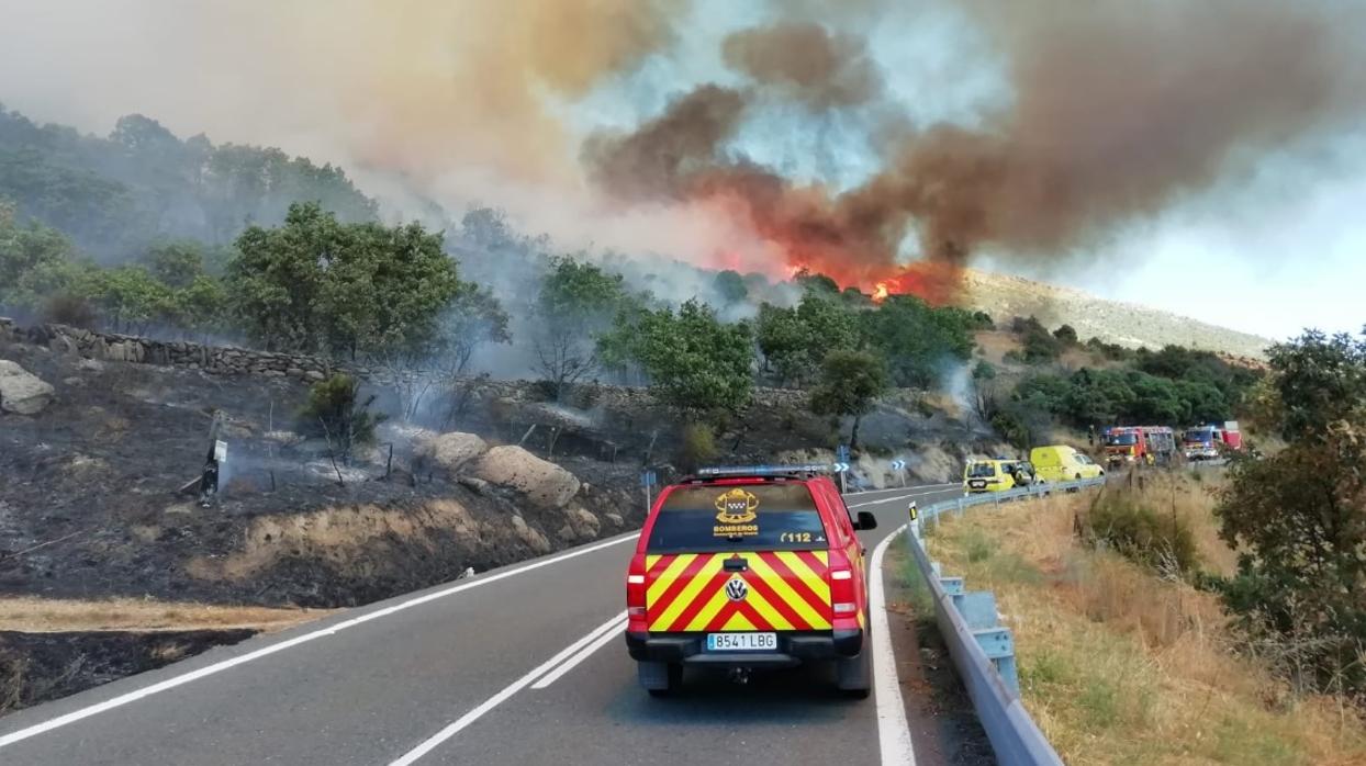 Los servicios de emergencia, durante las tareas de extinción del fuego declarado en Robledo de Chavela