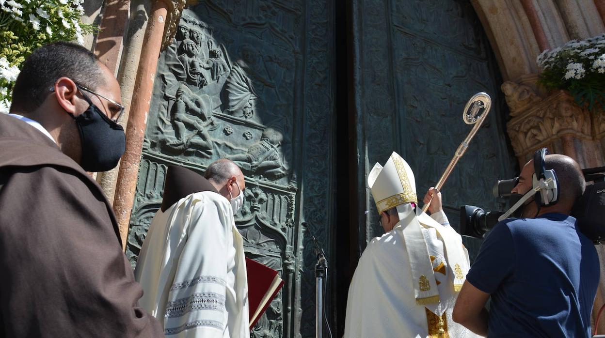 El arzobispo de Toledo abre la Puerta Santa de Guadalupe con su báculo episcopal