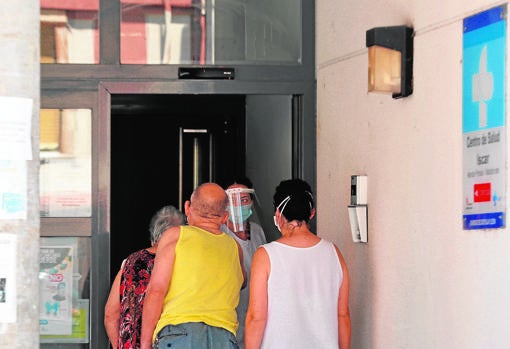 Varios vecinos a las puertas del Centro de Salud de Íscar