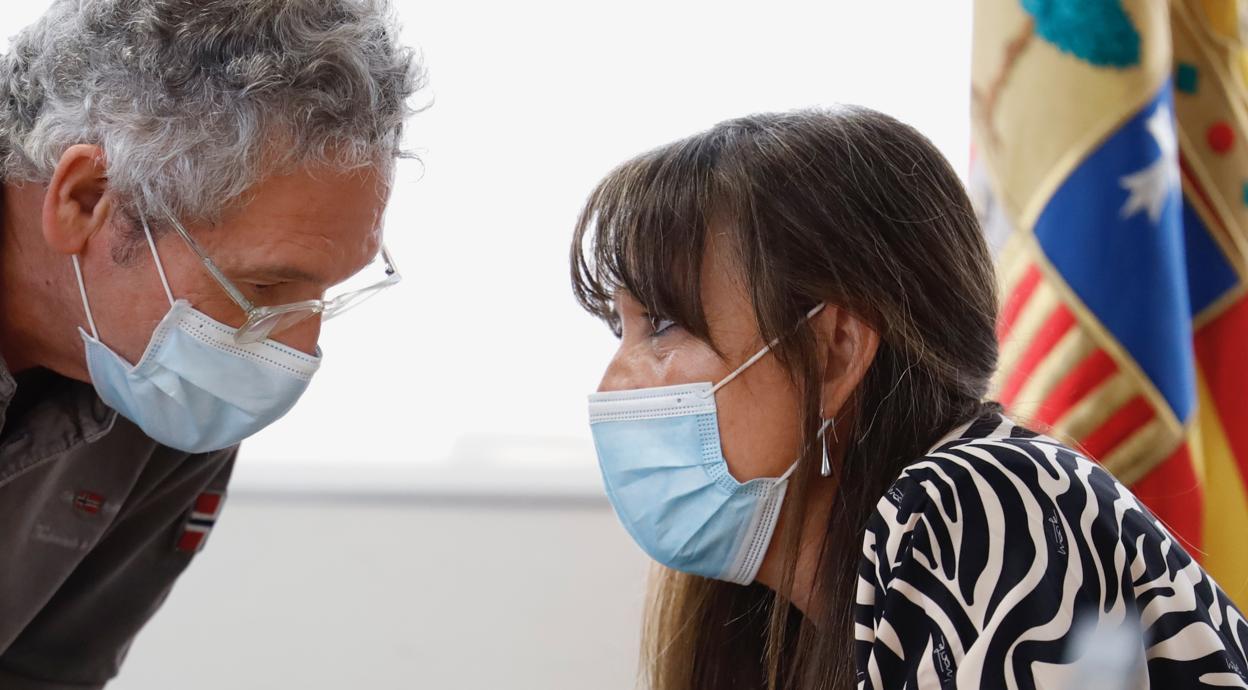 La consejera aragonesa de Sanidad, Sira Repollés (PSOE), este lunes, conversando con su director general de Asistencia Sanitaria, José María Abad